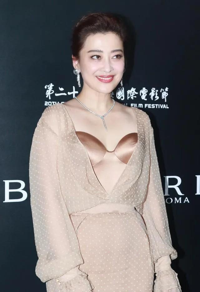梅婷终于不低调，真是人间尤物！她向来平淡，但这次让人眼前一亮。香槟色波点裙秀曲线