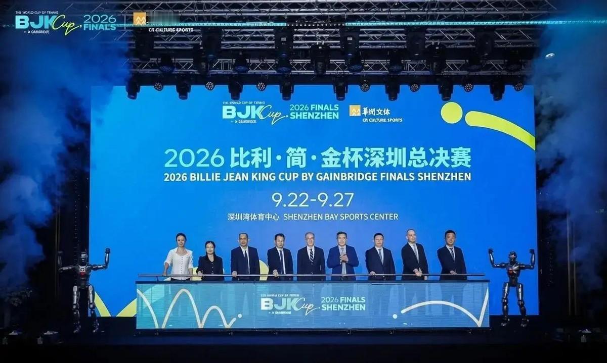 王蔷单赛季拿过80万美元奖金，世界排名最高第12。2026年她出现在深圳，身份是