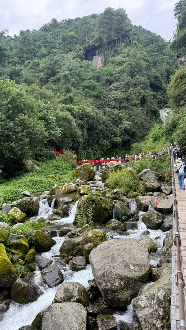 来苍山赴一场山水之约✨清碧溪溪水淙淙，瀑布倾泻，还有趣味满满的珍珑大棋盘。被满山