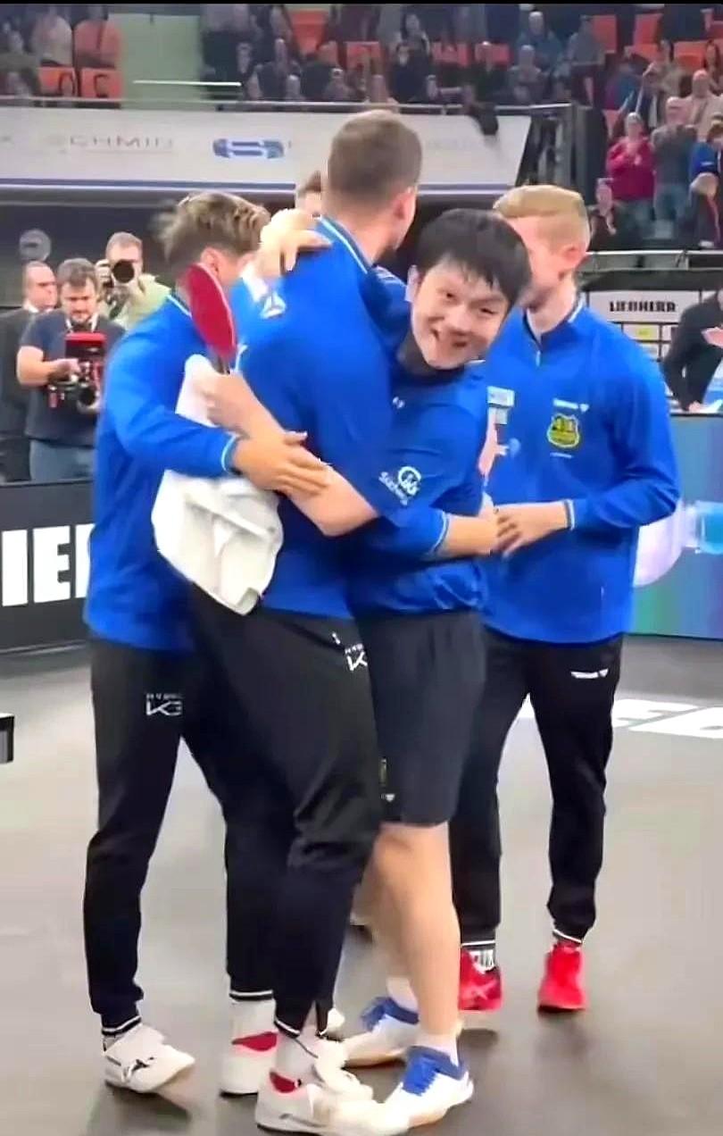 樊振东这留洋首冠，拿得太戏剧性了，奖杯盖子都给整掉了！

刚举起奖杯，duang