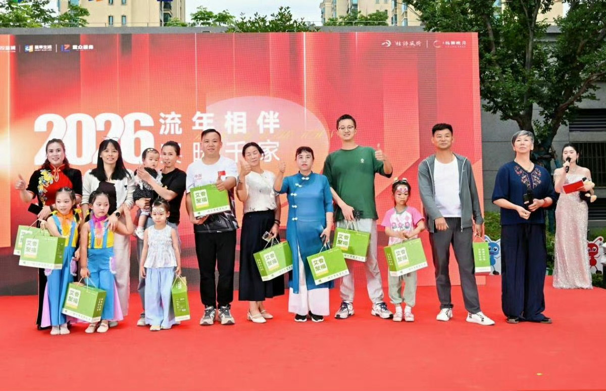 宁波百家宴架起民族团结邻里情近日，宁波镇海桂语风荷小区迎来第四届邻里百家宴，48
