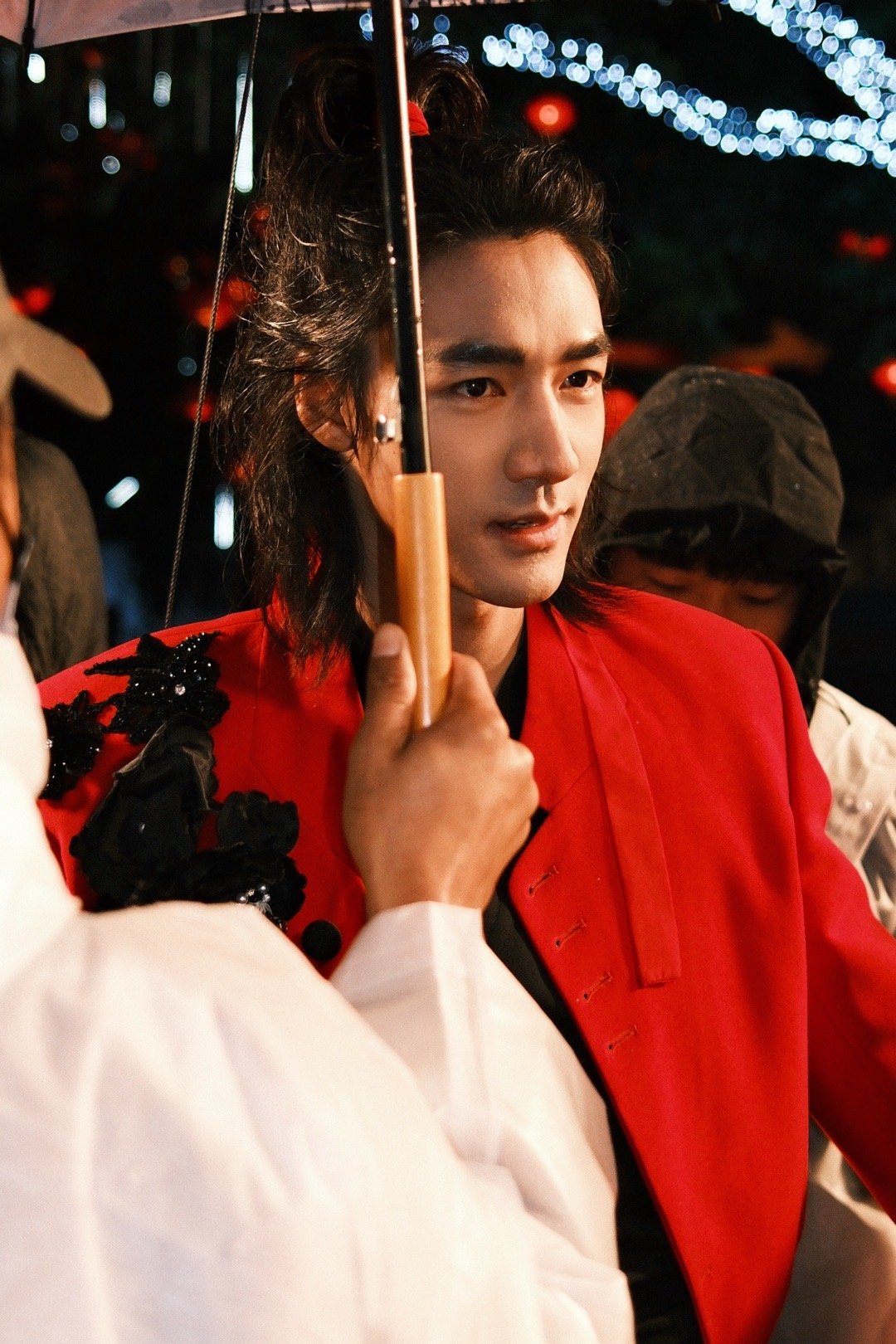 此沙骑马出场 马背之上尽显型男魅力，动作流畅自然，眼神坚定有戏，骑马出场帅而不油