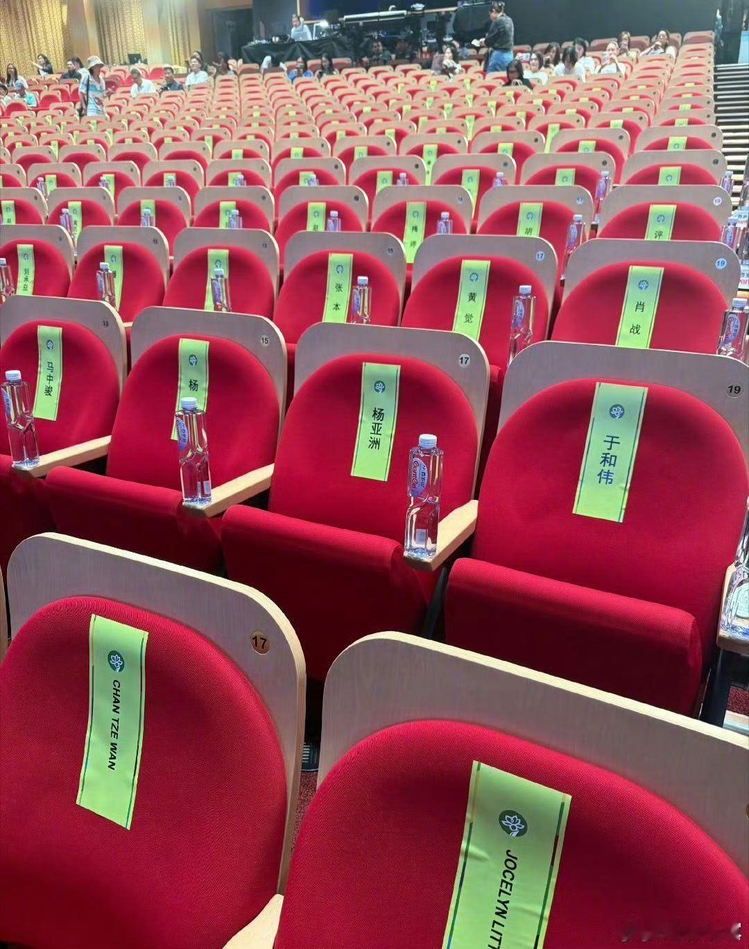 白玉兰内场这么多人缺席嘛，吓人！ 