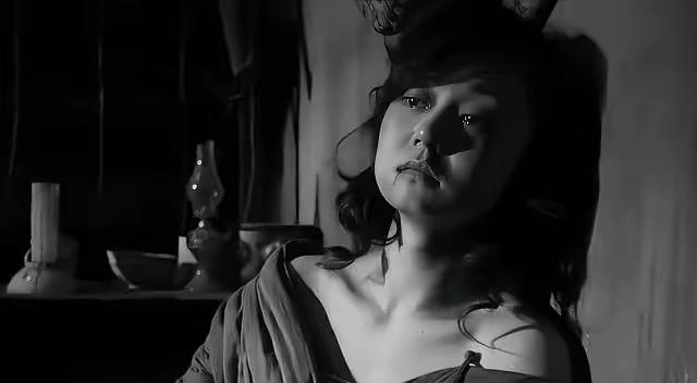 1945年日军投降后，一名骨瘦如柴的女子从宪兵大队被释放，众人看清她的脸后无不震