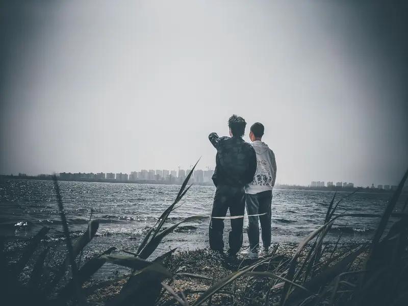 有男闺蜜的女生，圈子就一定乱吗？我看未必。
我有个女性朋友，她就有男闺蜜，俩人从