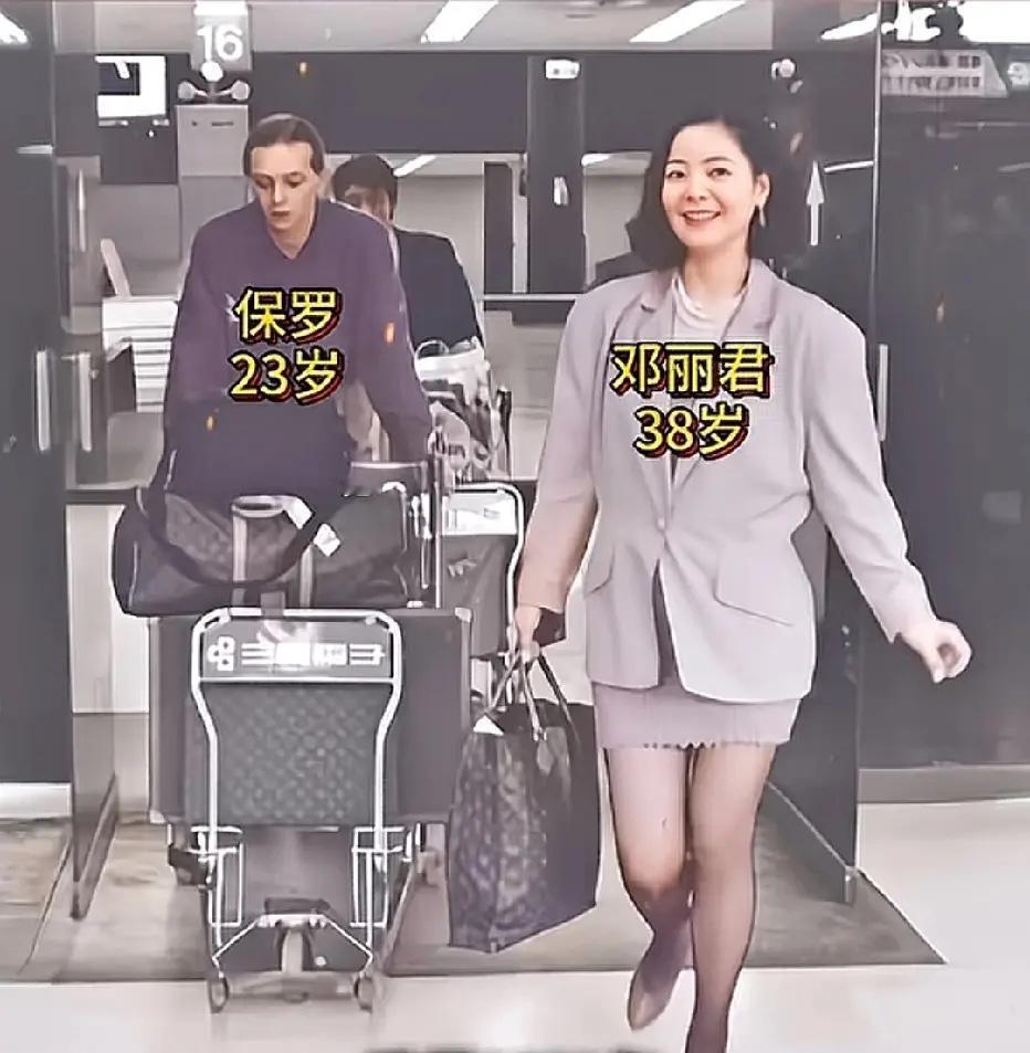 1991年，38岁的邓丽君与小男友保罗一同出游在机场时的一幕，当时的邓丽君已经淡