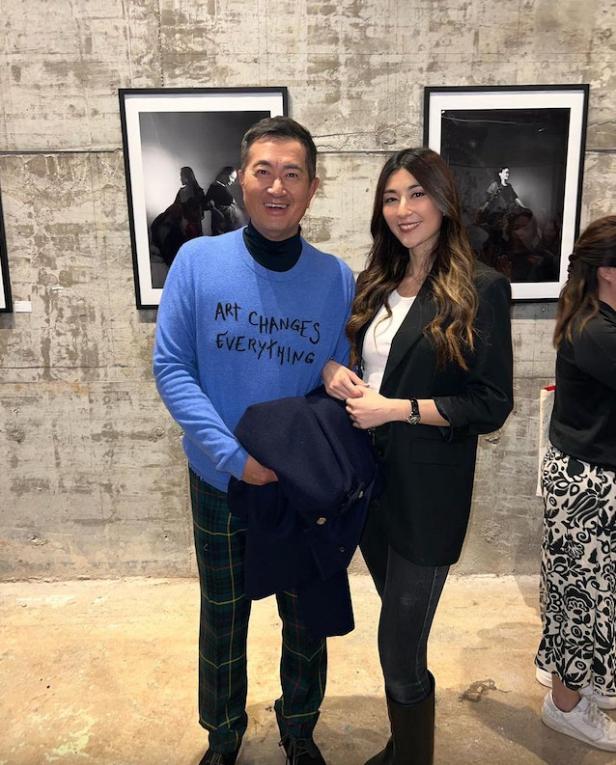 现年66岁的TVB金牌司仪邓梓峰，近日在社交平台分享了和子女打高尔夫球的温馨日常