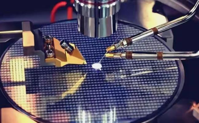 日本只打算打光刻胶这一张牌，结果发现中国打出来上千张牌。

这下日本可没料到。它