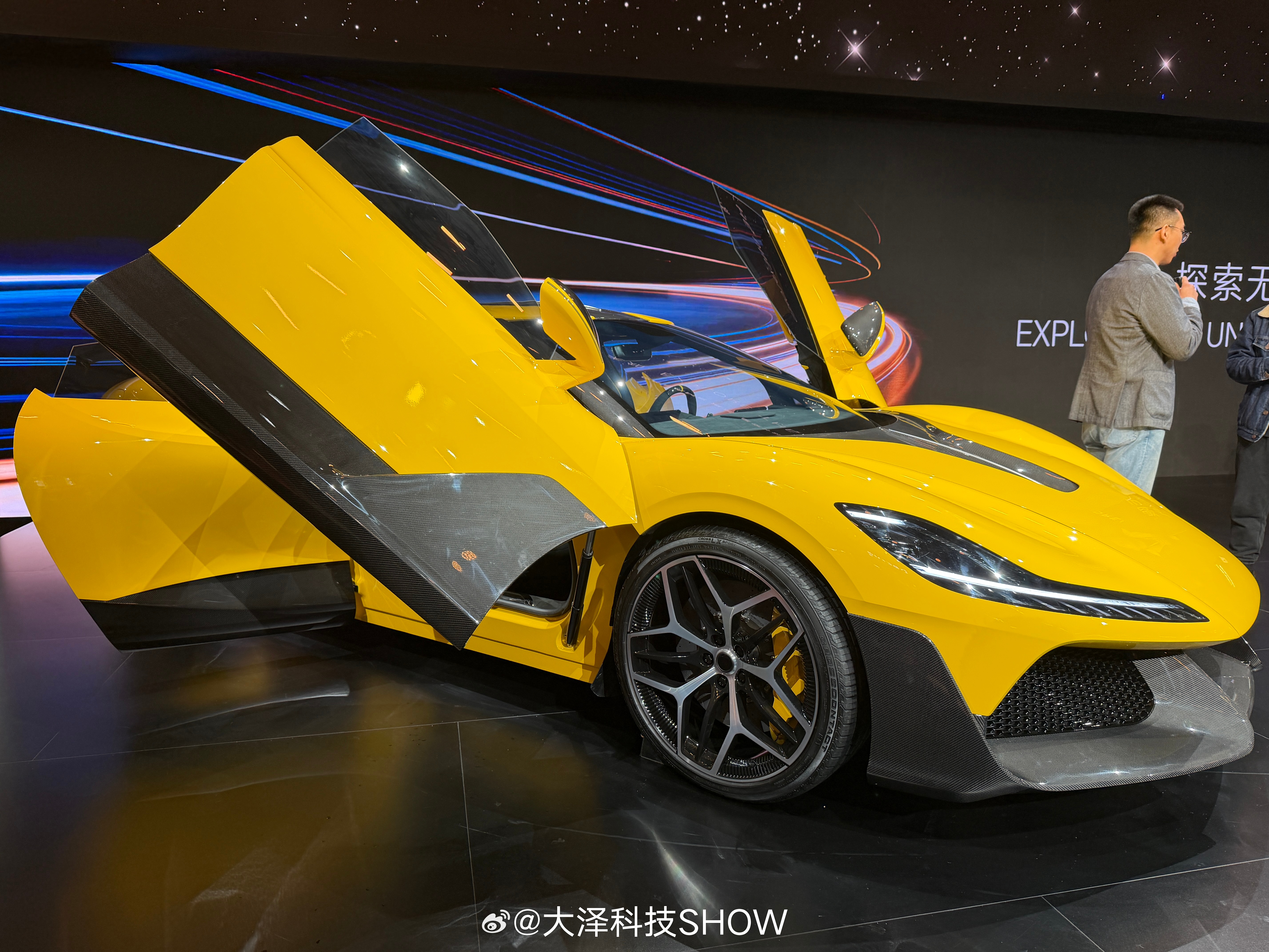 最近上海也太有氛围感了吧！到处都是F1的元素，痛车在街上一摆，颜值直接拉满，路过