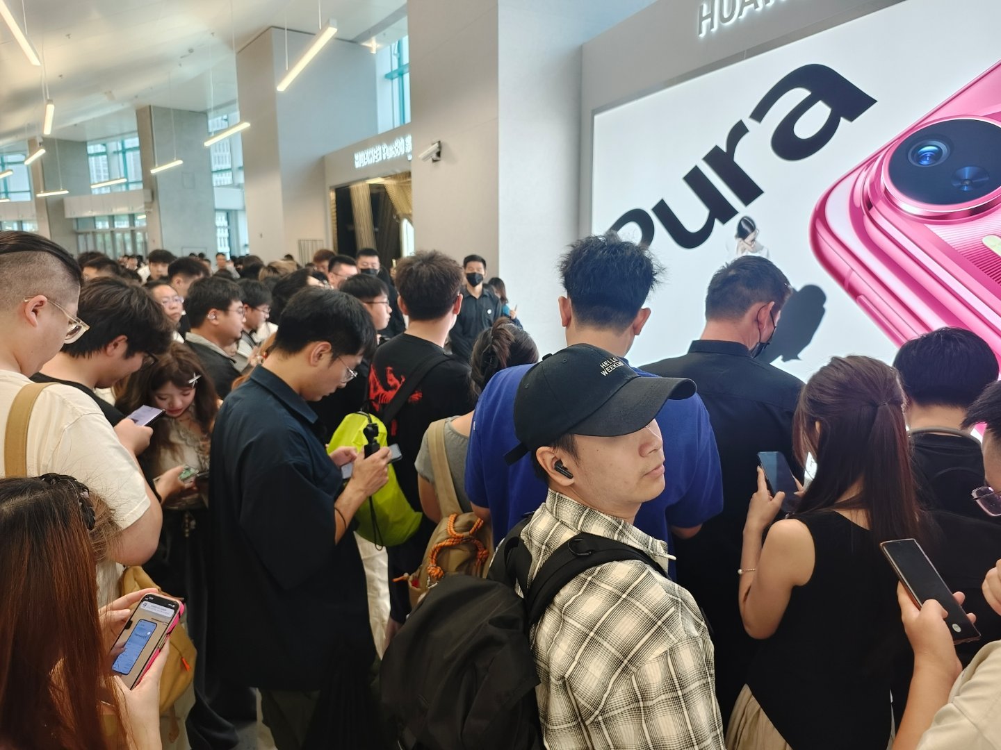 发布会还没结束，媒体老师们为了拍内容，已经提前出来把展台围的水泄不通了[笑cry