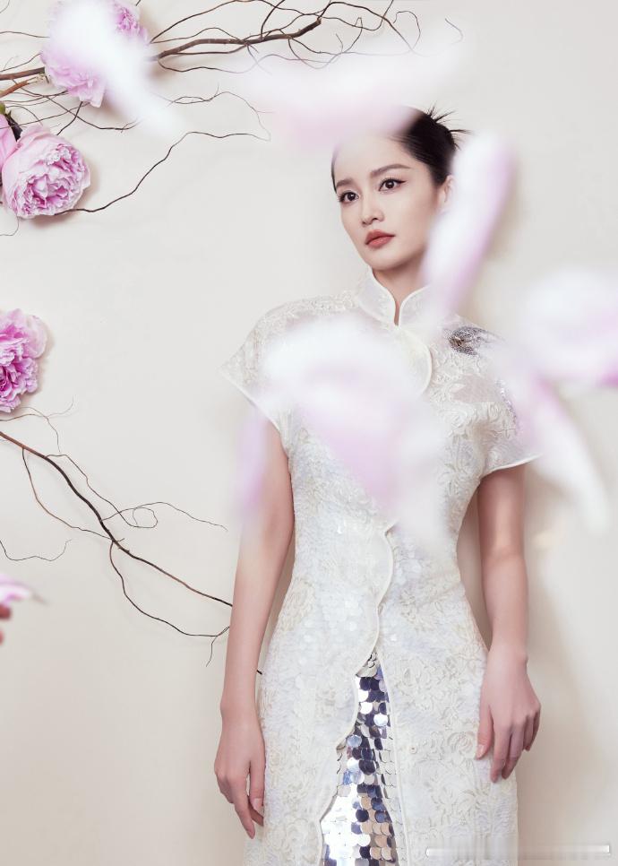 #李沁爆闪亮片新中式##李沁鱼鳞亮片旗袍# 今日的 GQ 盛典因为的爆闪亮片新中