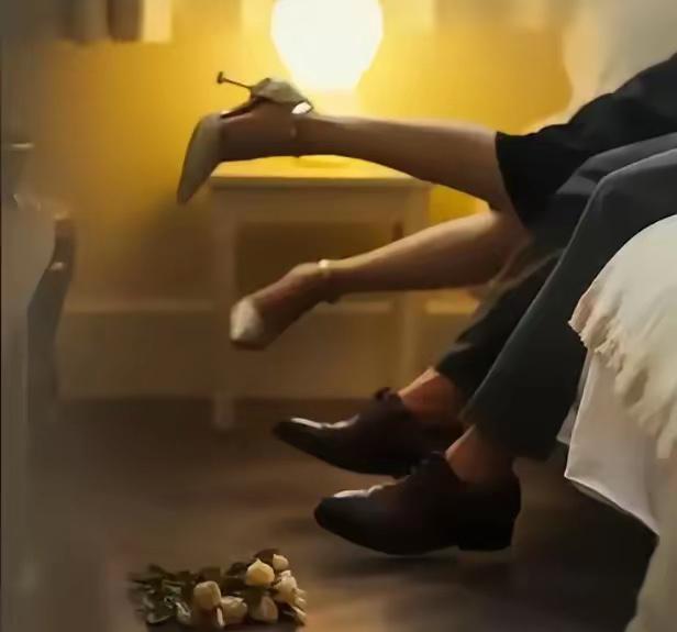 广西，一位66岁的男子竟然出轨女同事，两个人在酒店相欢3个小时。完事后女同事发现