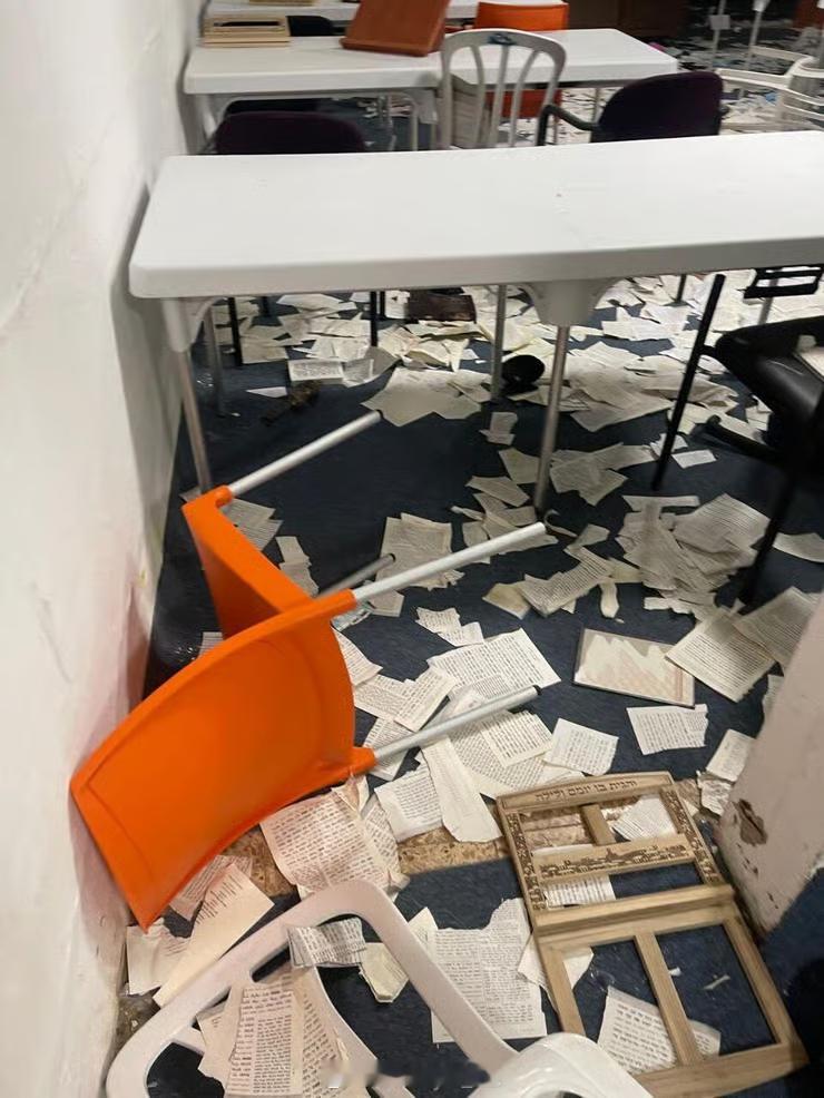 以色列中部卡迪马佐兰镇的一座犹太教教堂遭到攻击，许多经书被撕毁，当地警方称他们搞