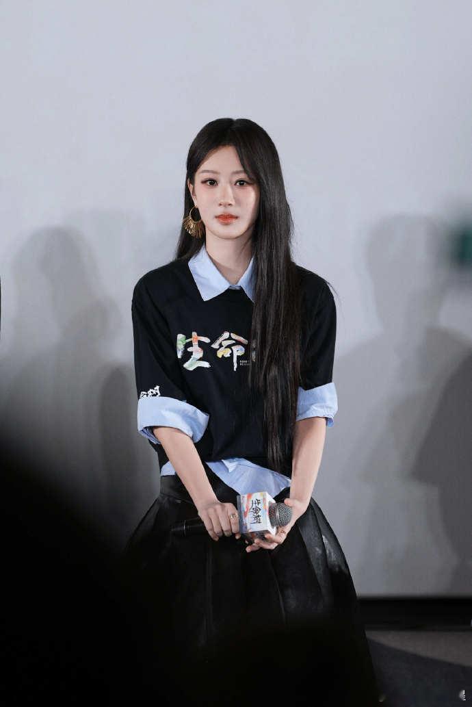 杨紫把椅子坐成电梯终于看到《生命树》小白菊新镜头，杨紫把椅子坐成电梯也太萌了，小