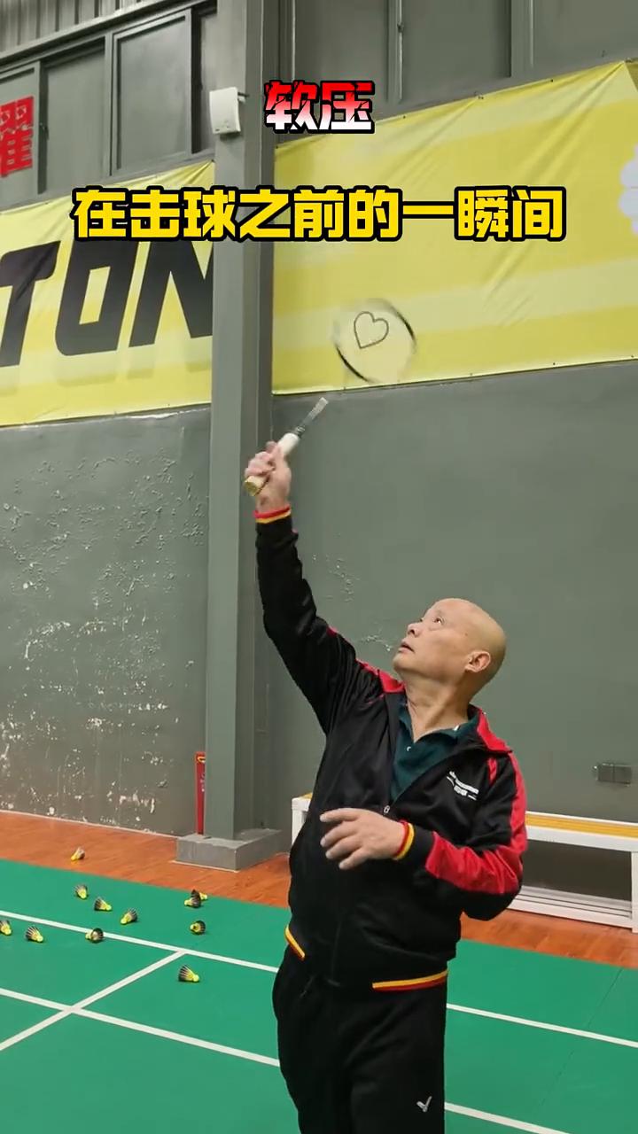 对手高远发球无可奈何？软压点杀组合技让他长长记性。
当我们在单打中遇到喜欢发高远