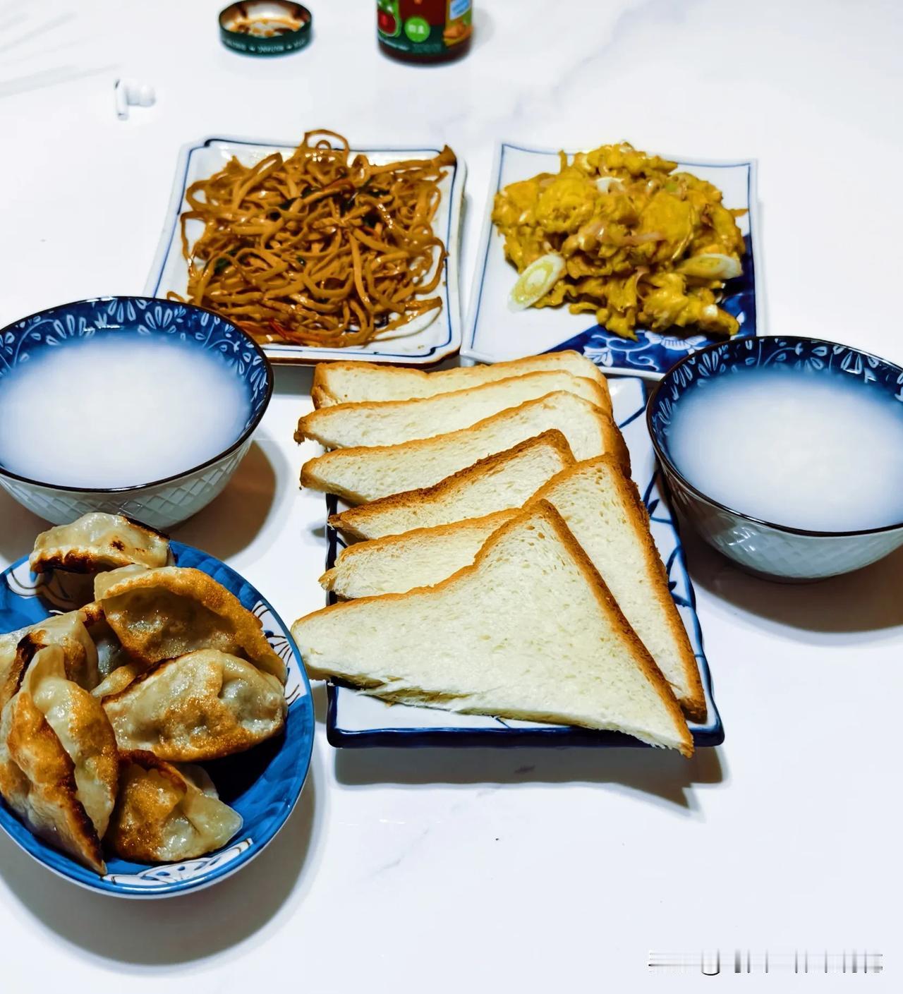 早上好，今天早上吃饭晚，孩子休息，等她醒了一块吃的，老伴先吃完出去遛弯了，早上大