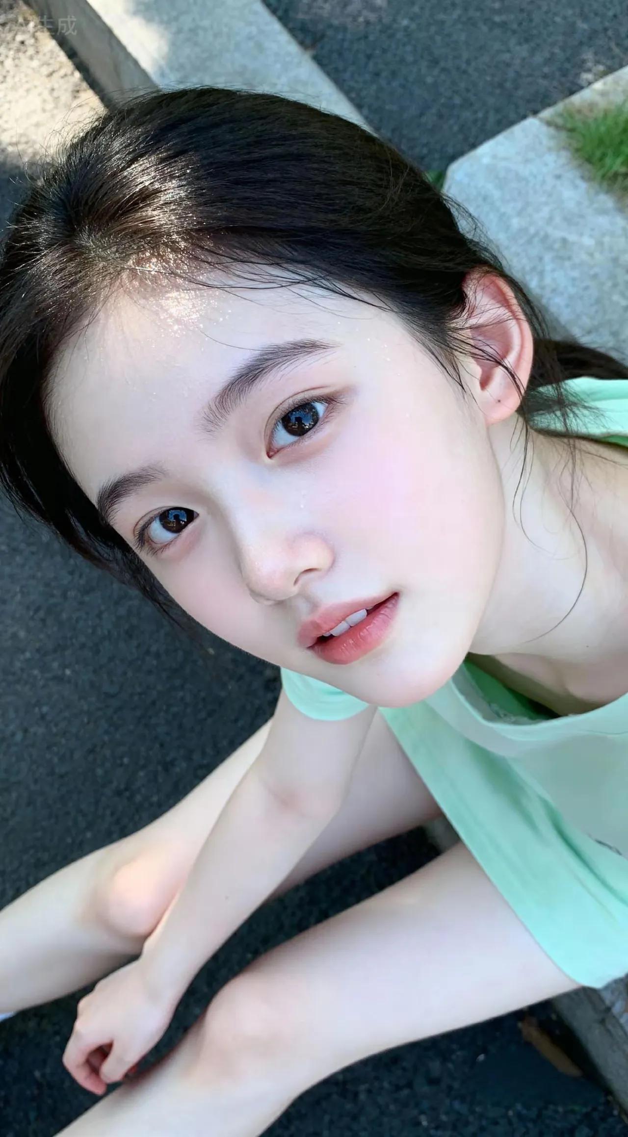 这是谁家闺女啊，
生得如此惹人喜欢？

看看，这清亮眸子，像夏日的晨露。
这肌肤