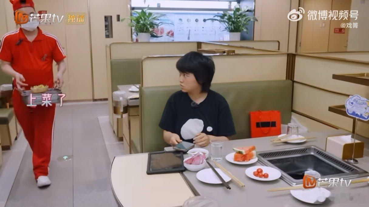 黄灿灿的伪装被拉宏一秒识破我家那闺女万万没想到整蛊翻车来得这么快，黄灿灿蟑螂店员