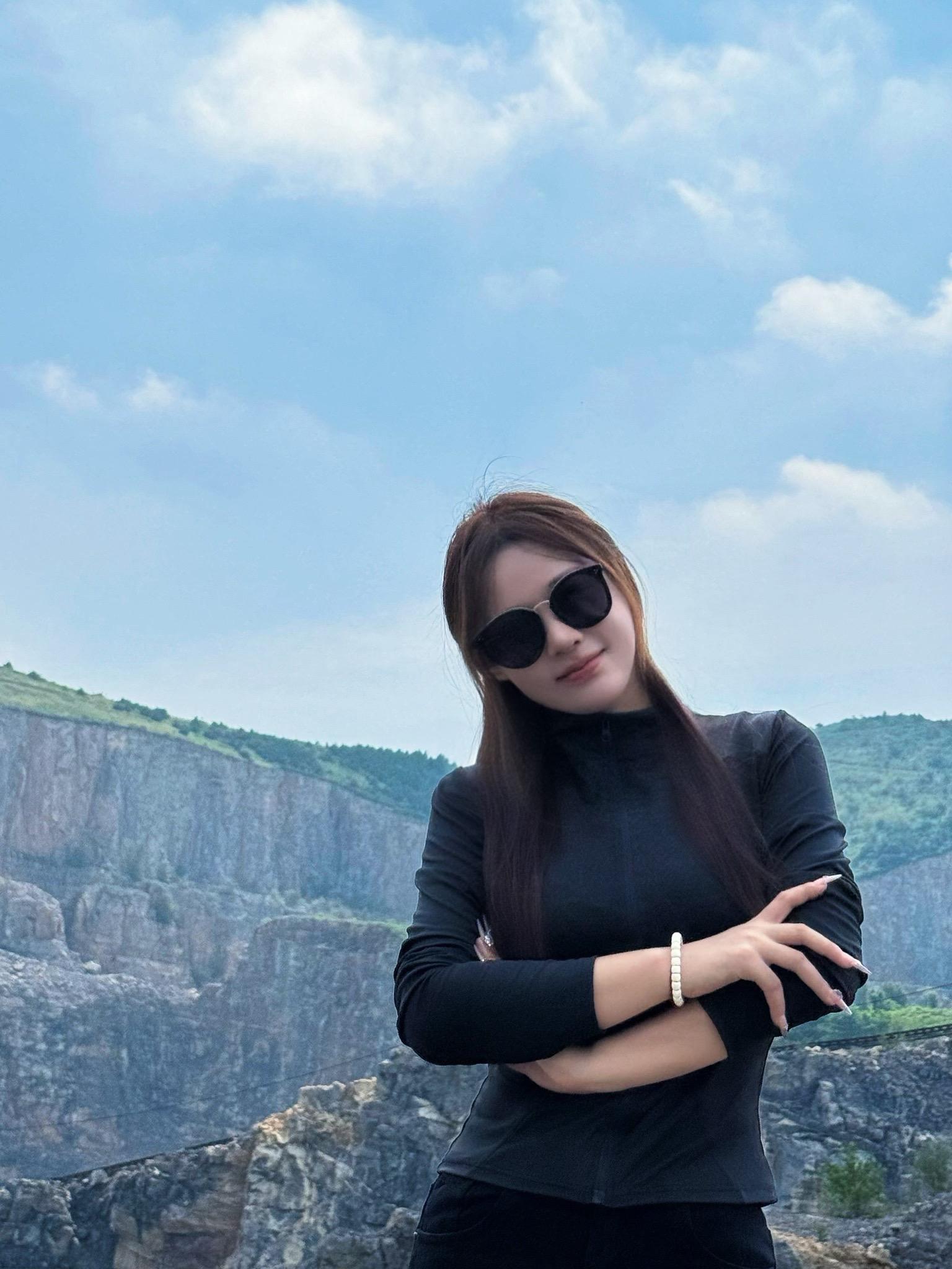 脸上的欧莱雅、嘴上的迪奥、手上的苹果、身上的香水、是我每天累的像狗一样...