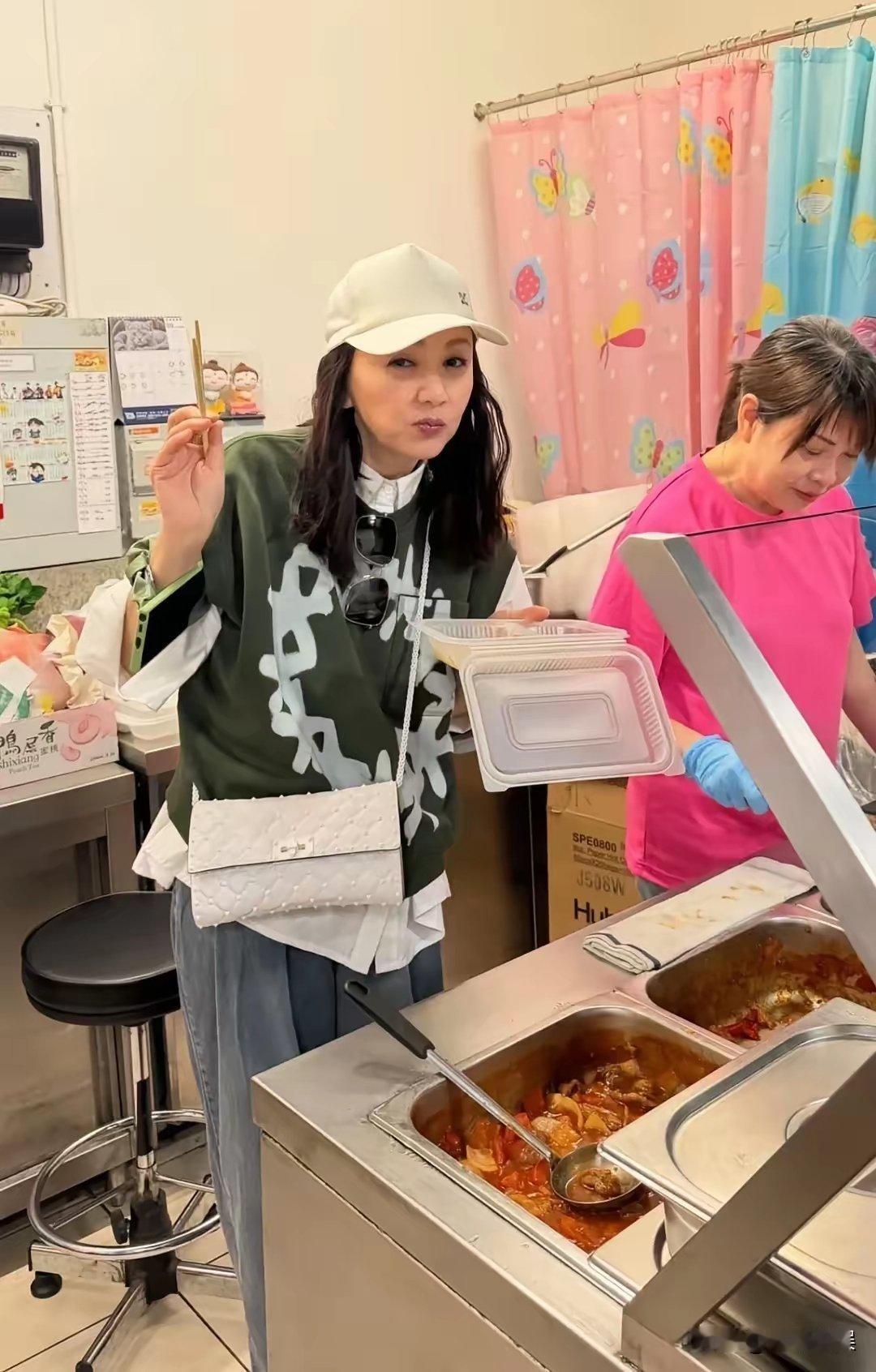 港星曾华倩，现身“表哥”谭咏麟的演唱会，61岁的她，美貌如旧啊！ ​​​
