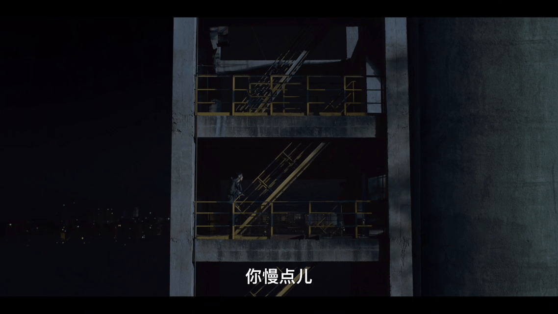 潘粤明拍戏顺便减了个肥 看《黑夜告白》何远航爬楼梯这段，我都替潘粤明累得慌，边破