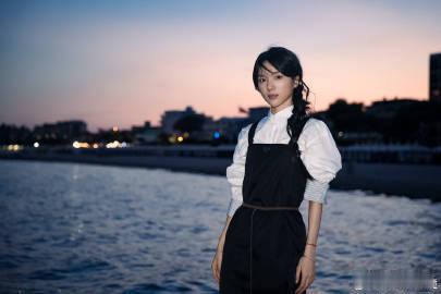 李思潼威尼斯海边氛围照李思潼好长一条人 海浪载着远方的想念轻轻涌来🌊，李思潼的