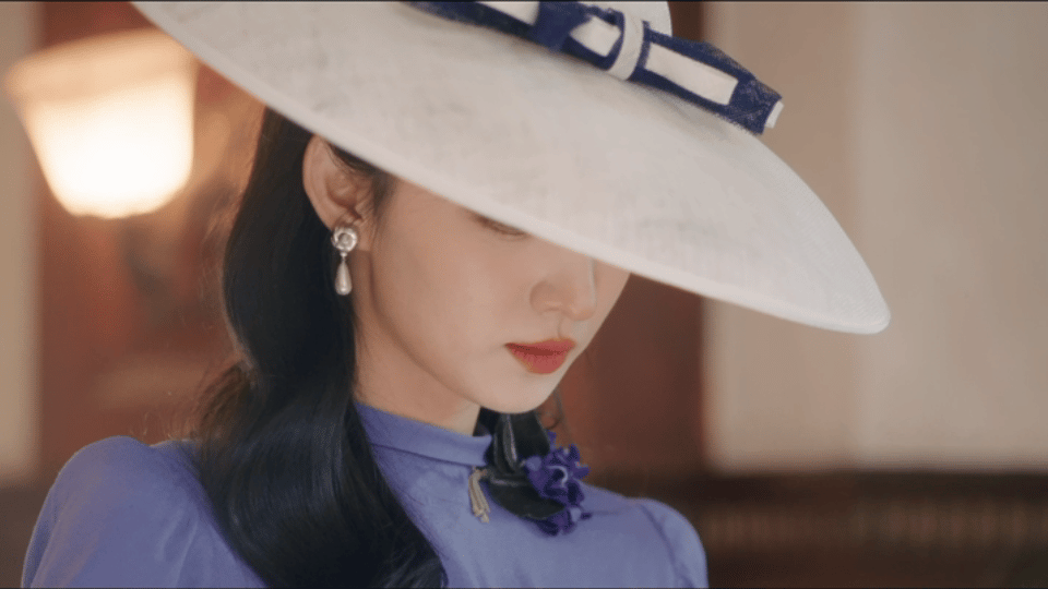 任楚楚抬眼的画面反复循环，王楚然眼神里的破碎与坚韧交织在一起，太戳人心王楚然你别