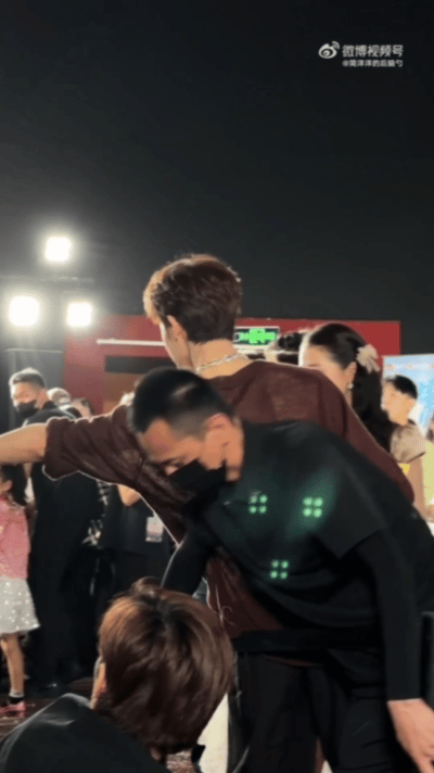 李昀锐今天这件衣服是谁选的 灯光打下来能看到李昀锐的腰 李昀锐今天这衣服谁选的！