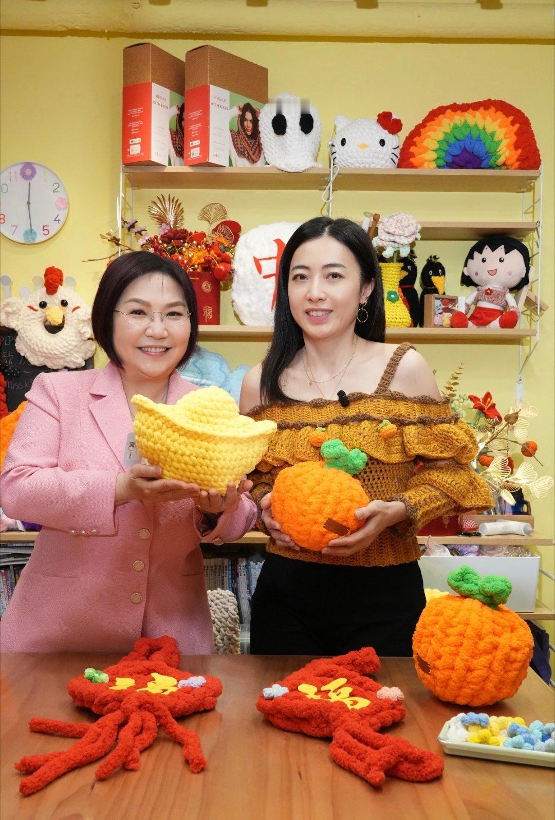 甘比和麦玲玲，两个女财神合体，祝大家新春发大财。 