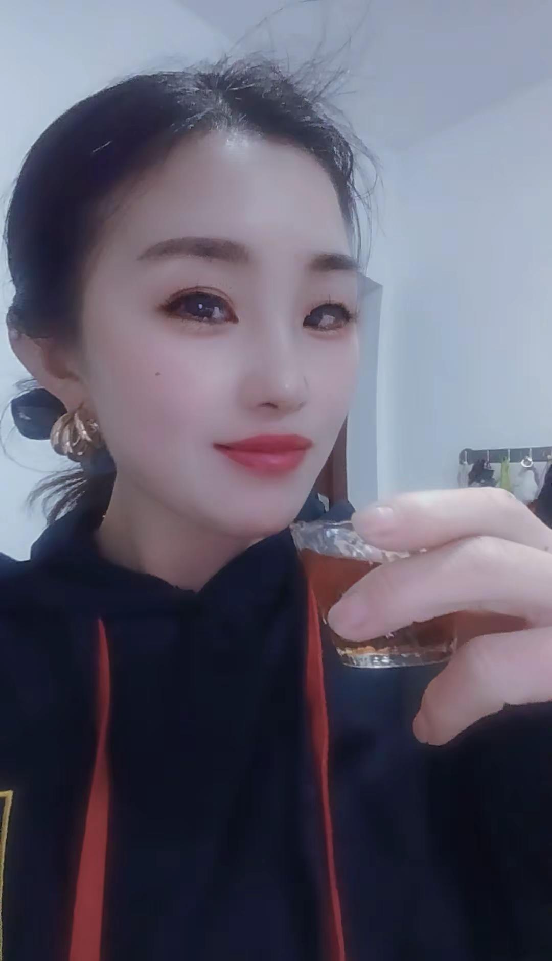 微醺是结束一天最好的方式，醉眼看世界，事事皆温柔🍻