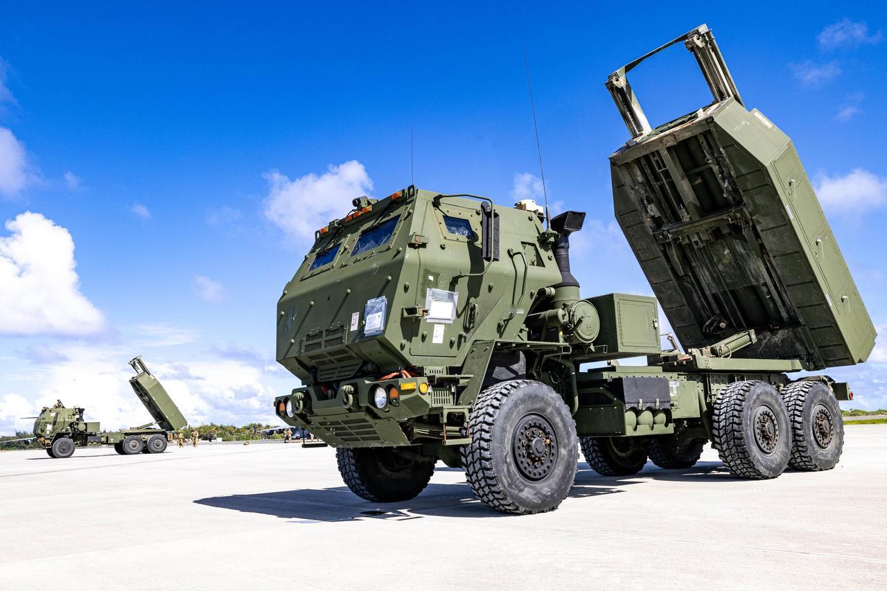 C-17运输机装载一套HIMARS导弹飞往威克岛，在岛屿上分散部署纵深火力。