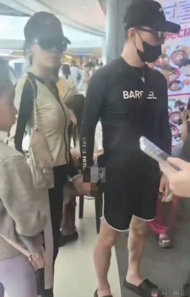 汪峰森林北三亚过情人节偶遇汪峰森林北三亚度假 2月14日情人节当天，有网友在三亚