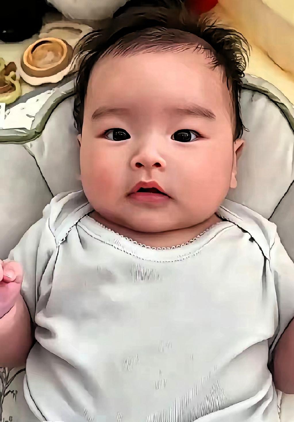 很多网友翻看一家人合照后纷纷感慨，马筱梅实在太会生，孩子的长相规律，放在汪家几代