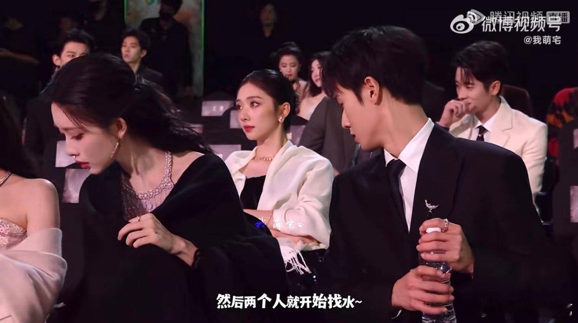 李昀锐喝错孟子义的水 谁能拒绝喝错水后还带着迷之微笑的豹豹？还有可爱抓包的猫猫，