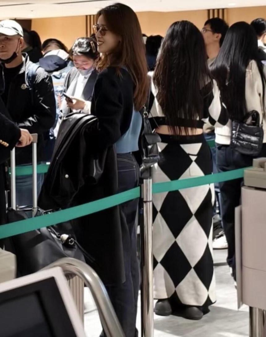 2025年11月8日，有多家媒体报道了网友在日本羽田机场偶遇章泽天。

她推着行