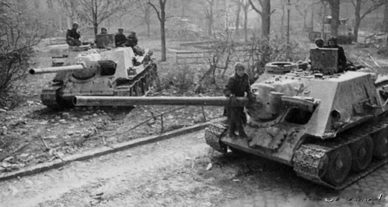 当德三的“虎式”坦克出现在战场上以后，苏联和西方在大致同一时期各种安排研 制、生