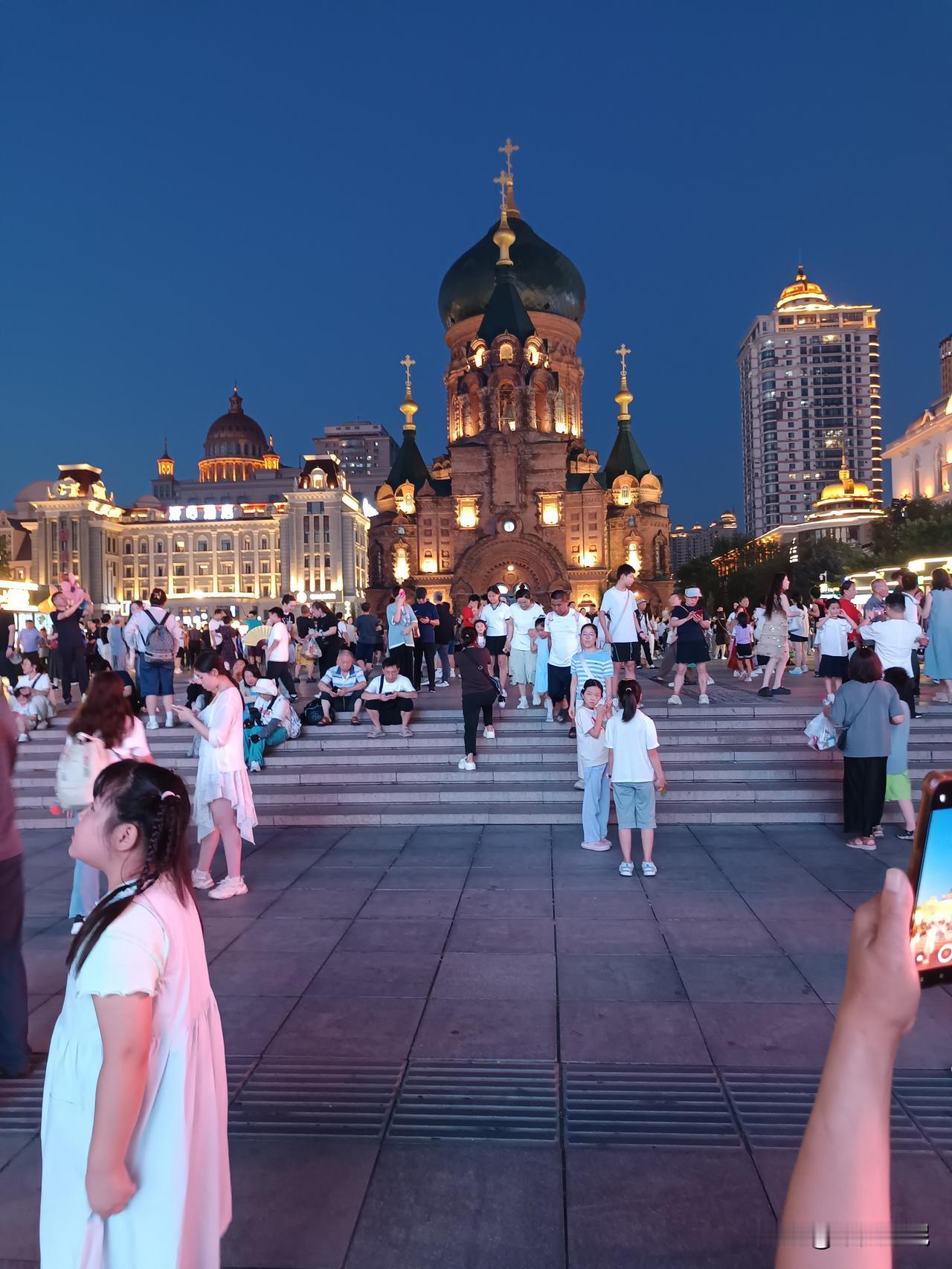 夜幕下的哈尔滨。
夜幕下的哈尔滨，登上过街天桥 ，看两边的夜景，车流光影，索菲亚