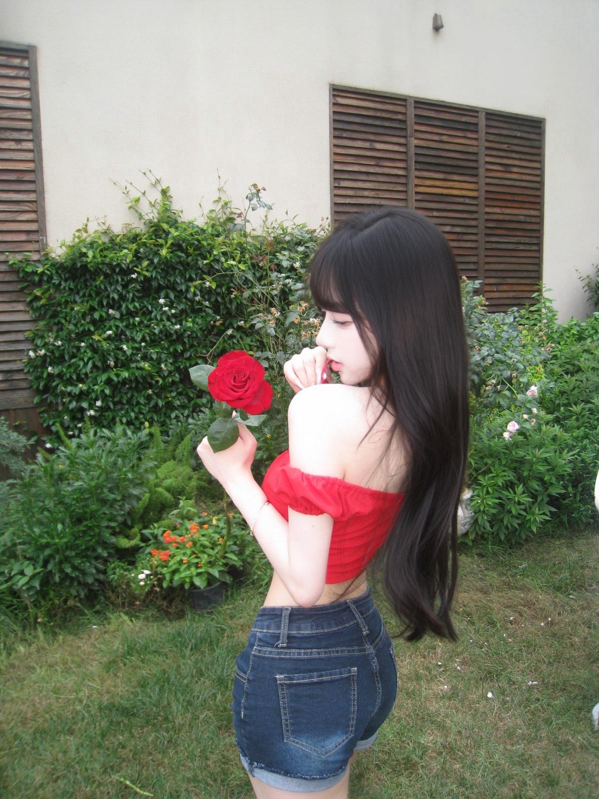 我把秘密告诉了花 花香吹满了整个小巷