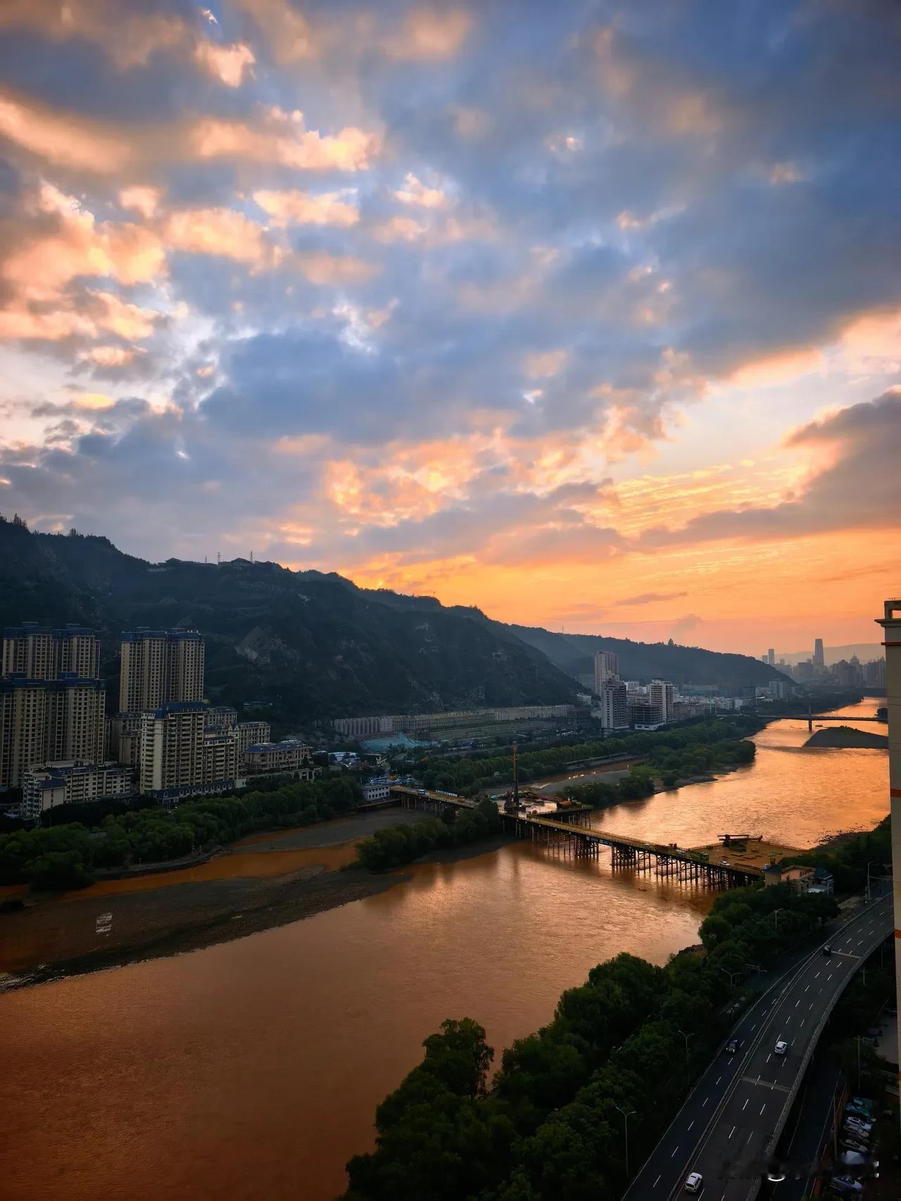 早安 雨歇云开焕晓光，金波漫卷大河长。皋兰射日山河暖，静待飞虹耀陇疆。一场新雨洗