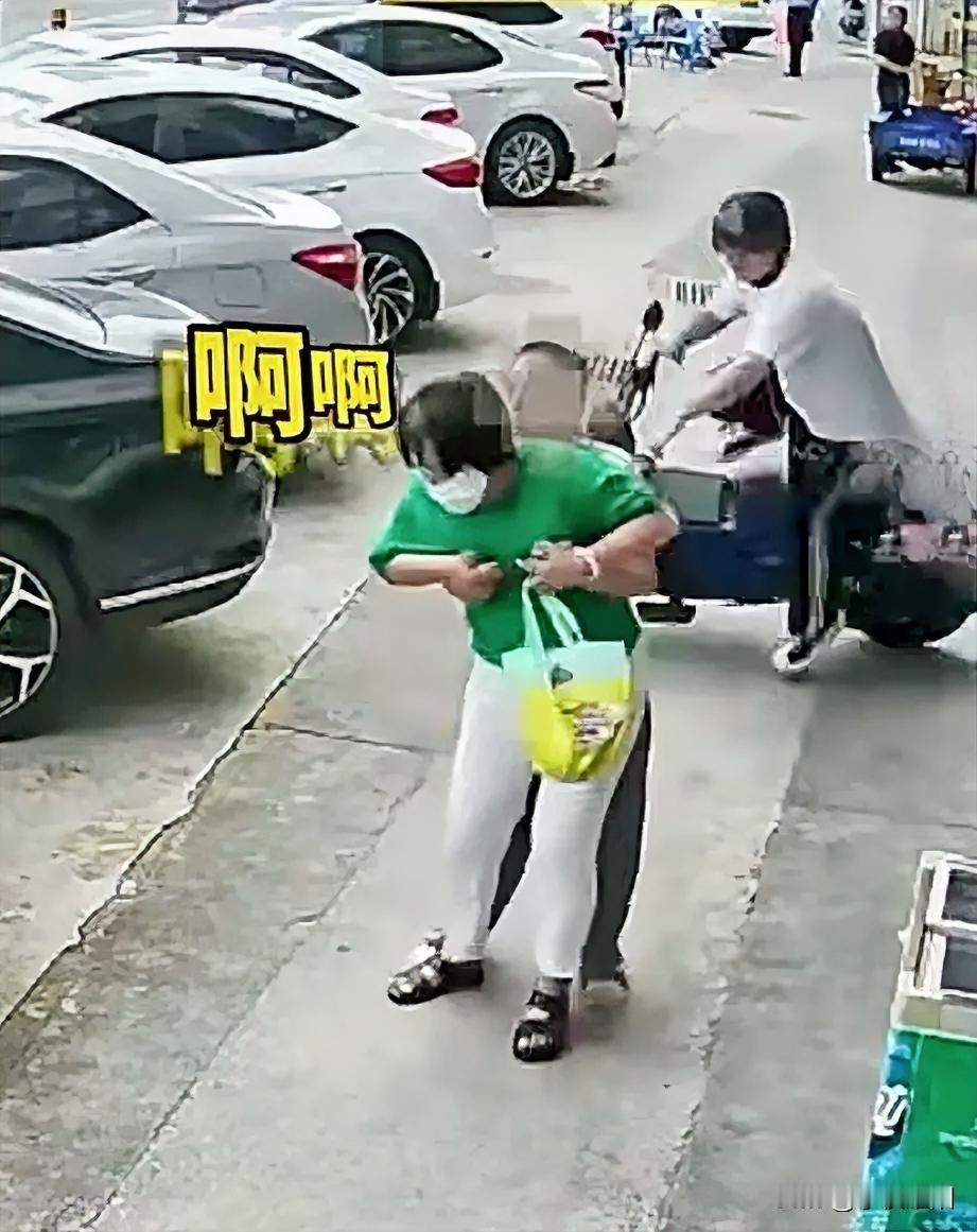 就算是精神病人，做这种事
也应该被揍一顿再说
某地一白衣男子骑车在商铺门外等他母