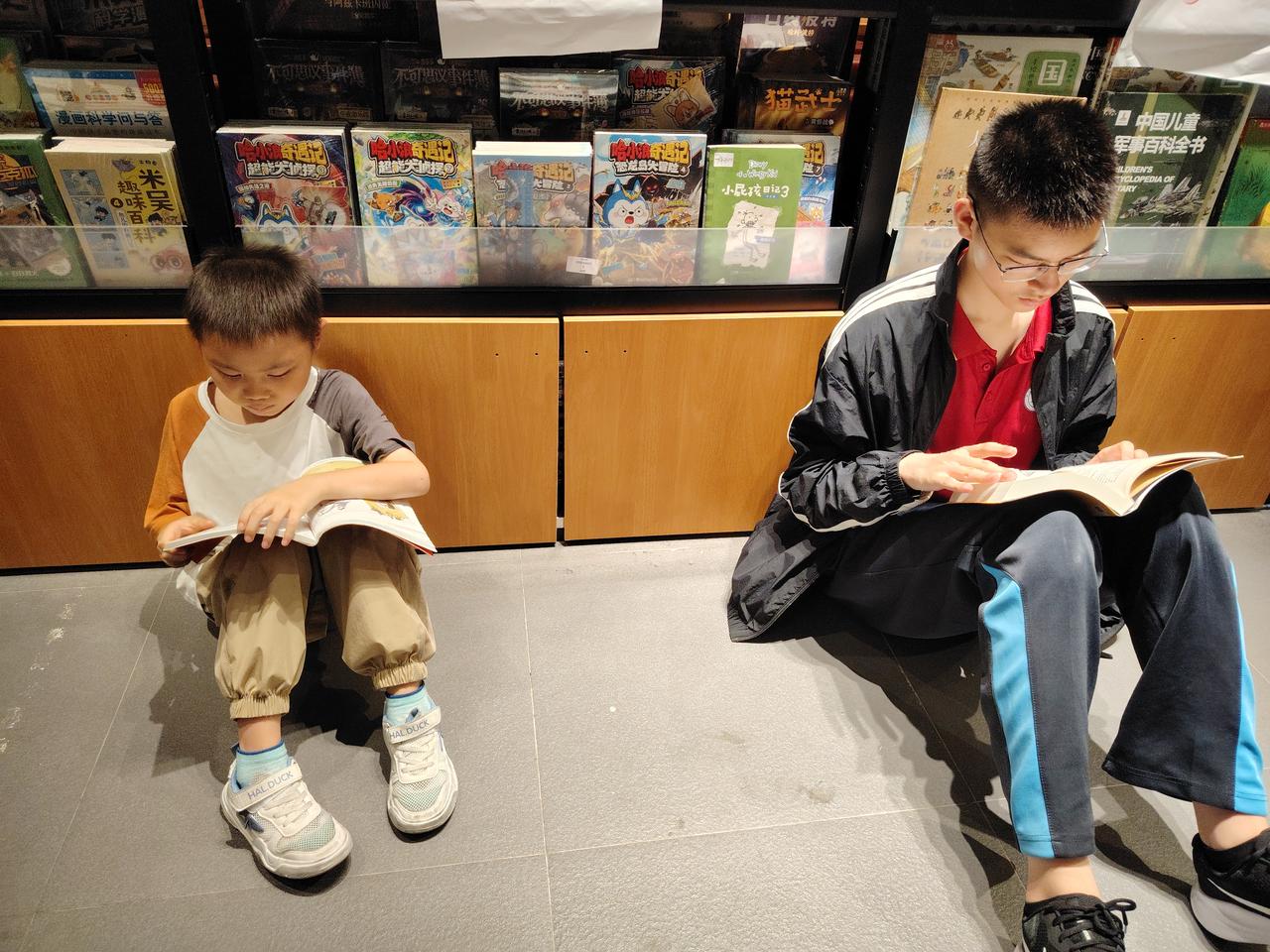 学生们认真看书学习
2026年6月29日晚拍摄于武汉保利广场书店