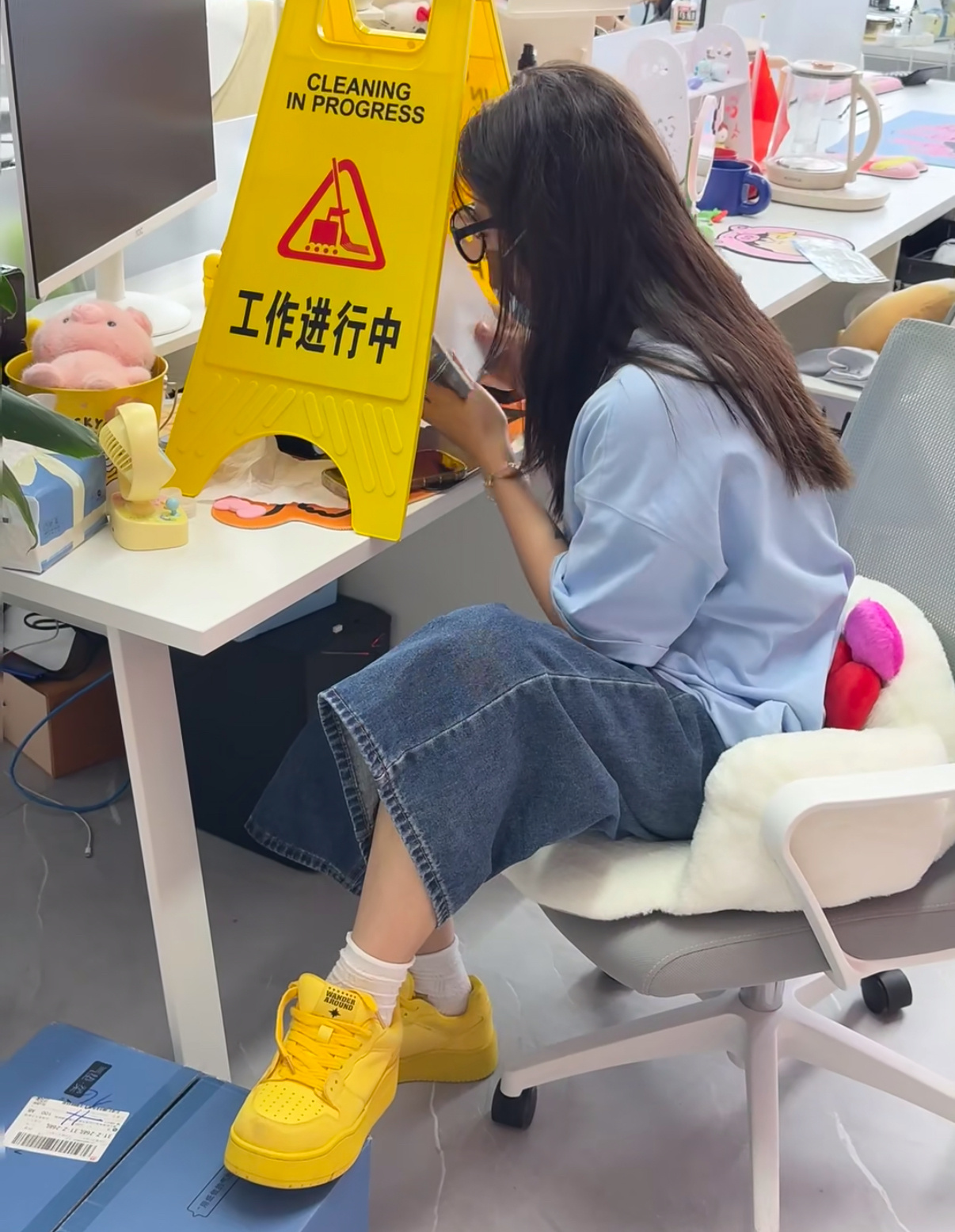 有一种人就是上班狂热者别人盼放假他盼开工，扎根工位干劲拉满，专注搞事不停歇，把上