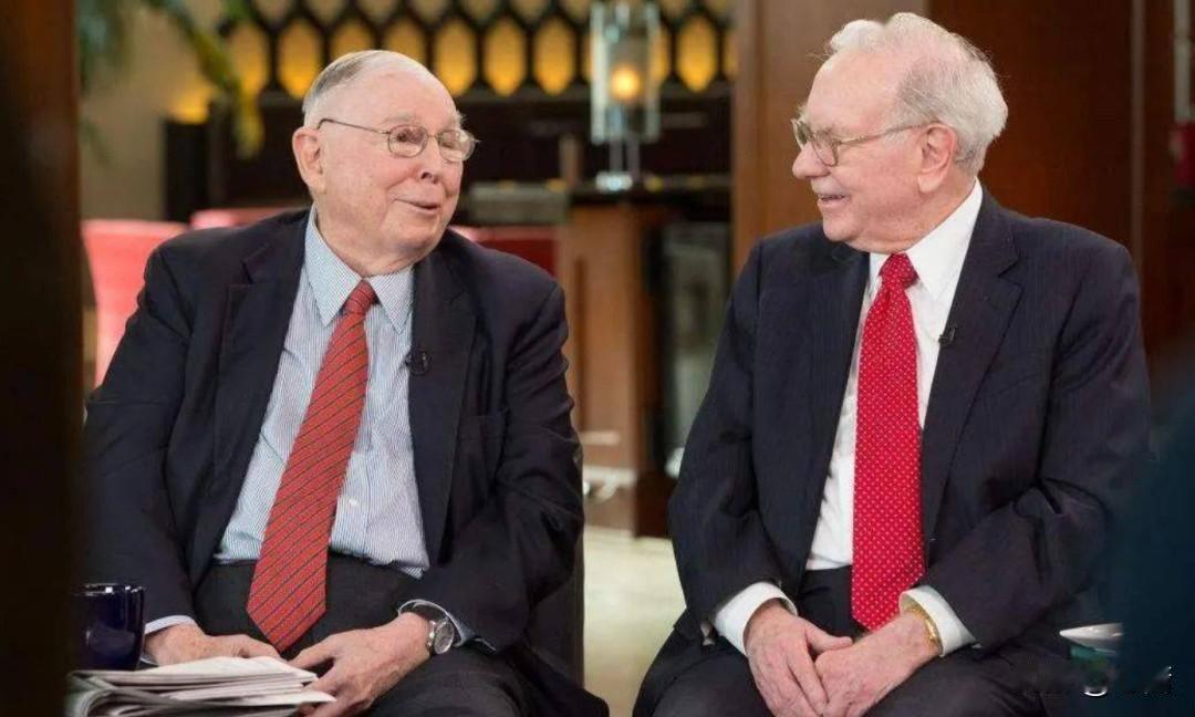 巴菲特和芒格这俩老爷子，对黄金那真是没啥好脸色，基本上是能不碰就不碰。他们的核心