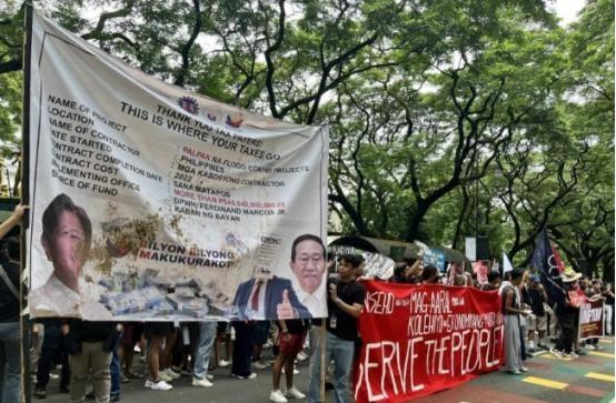 菲律宾在黄岩岛遭痛击后，马尼拉爆发大规模抗议，小马科斯彻底压不住了？

202,
