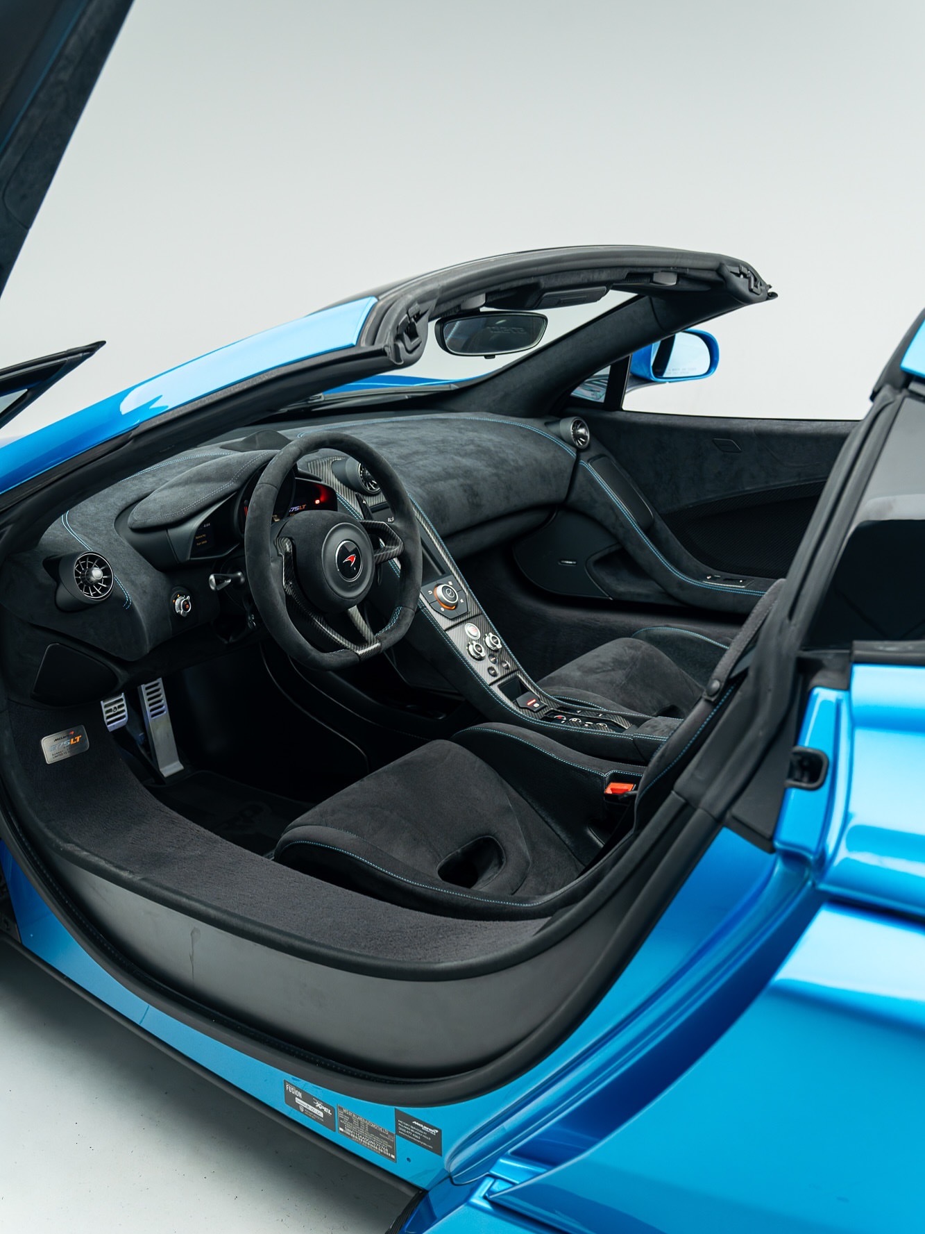 这款675LT Spider本身就带有一种特殊的感觉。但在天蓝色中，它达到了另一