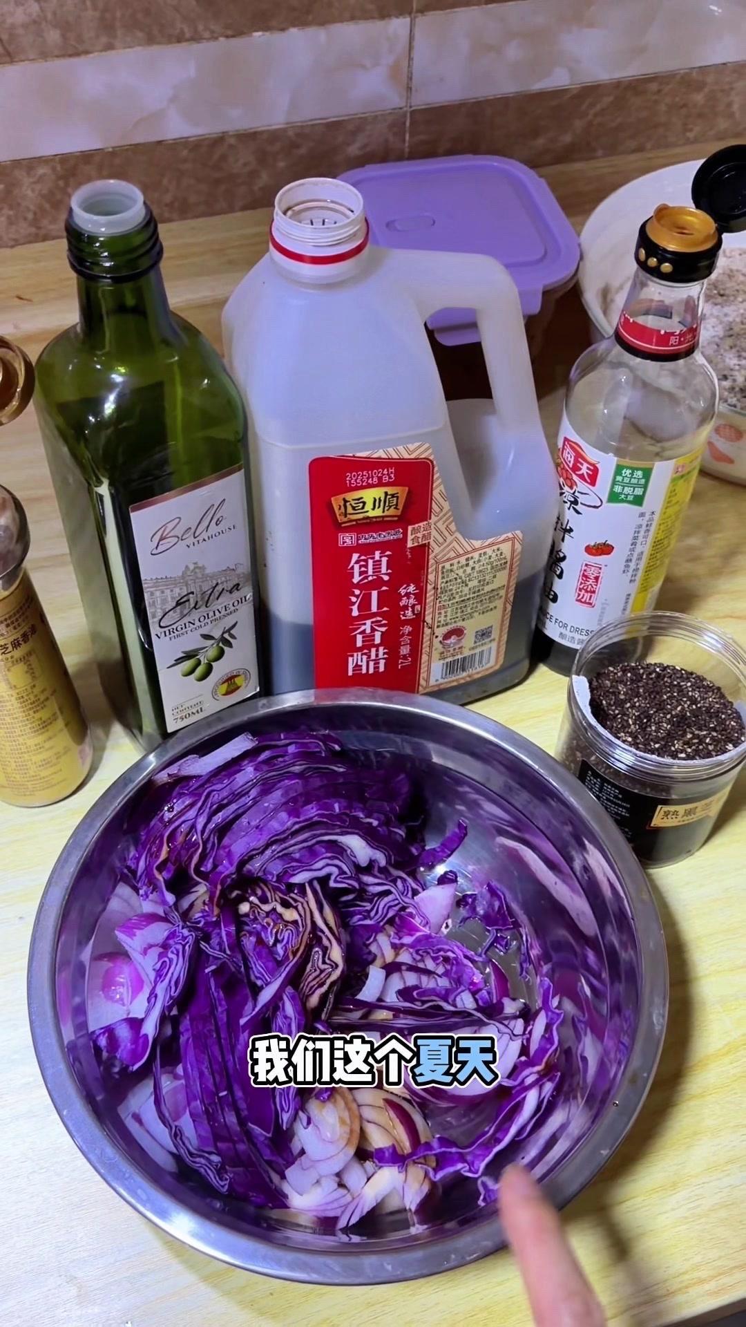 紫甘蓝洋葱切丝，加熟芝麻、凉拌酱油、醋、橄榄油和小磨香油拌匀，无需额外加盐，简单