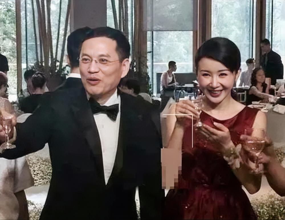 我发现：
孙菲菲在离婚后，
有一个非常特别的行为模式，她持续在社交媒体上吐槽前夫