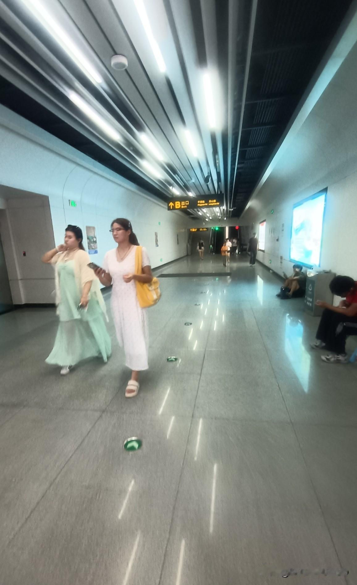 ″伏天″余温仍可怕

走到大街上，天气仍热的可怕，无论是戴遮阳帽和要穿防晒服，任