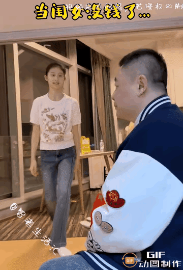 这小棉袄在爸爸的心里简直就宝贝蛋，只要老爸有的，绝对啥都行。