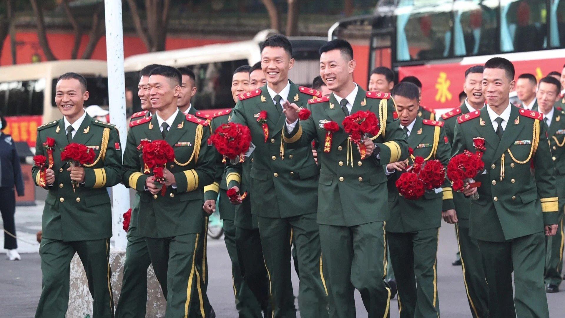 #军恋[超话]# 近日武警第一机动总队某支队举行第二届“与国同庆·爱洒军营”集体